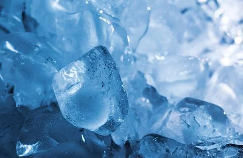 Macro background of blue ice cubes with glossy frozen texture and refreshin.. Fotos de archivo