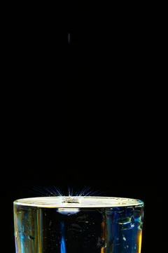 Macro Beautiful drops in flight, colored drops Foto stock