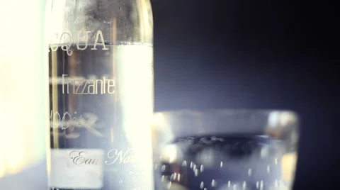 Macro close up of a bottle and glass of sparkling water Stock-Footage 56375965