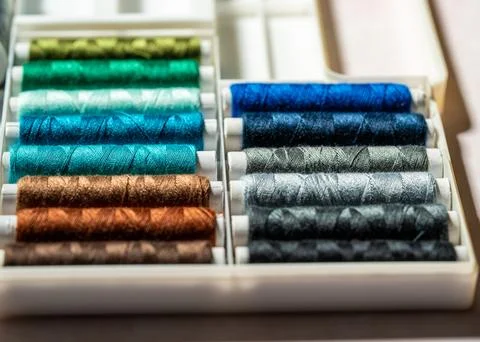 Macro close up of colorful spools of sewing thread arranged together, vibra.. Stockfoto's