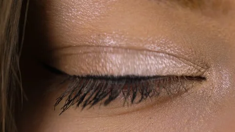 Macro Close-up eye blinking Vidéo 88801844