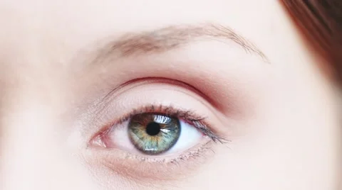 Macro Close-up eye blinking. Young Woman is opening and closing beautiful eye. Vídeo Stock 53815610