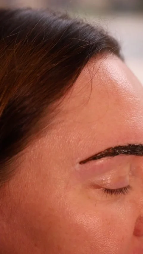 Macro close up of eyebrow threading with black gloves and wooden tool Vídeo Stock 346817025
