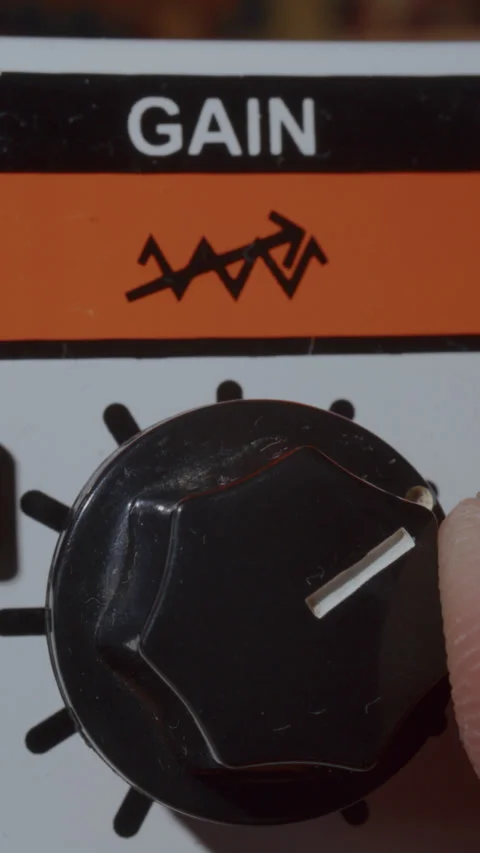 Macro Close Up of Finger Turning Gain Knob on Guitar Amplifier 库存影片 342454284