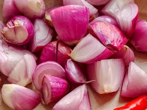 Macro close up of fresh chopped shallots and red onions sliced Фото