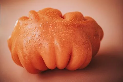 Macro close-up of a fresh red ribbed heirloom tomato. Foto stock