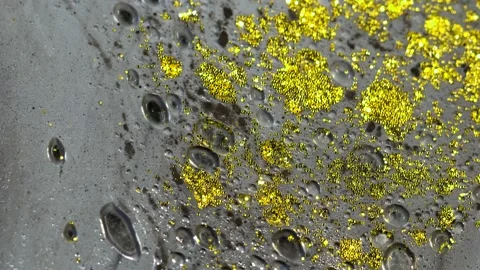 Macro close up of Golden Wet Glitter Particles of acrylic paint and oil. Vídeo Stock 150575331