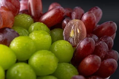 Macro Close-Up of Green and Red Grapes with Sliced Grape and Water Drops Foto stock