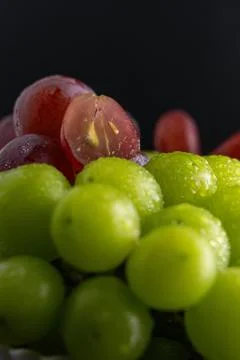 Macro Close-Up of Green and Red Grapes with Sliced Grape and Water Drops Foto stock