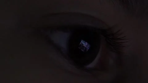 Macro Close Up Of Human Eye Watching Phone Screen Vídeo Stock 153177912