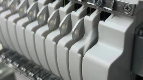 Macro Close Up of Industrial Multi-Needle Embroidery Machine Take-up Levers.. 스톡 동영상 332205969