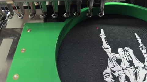 Macro Close-Up: Industrial Multi-Needle Embroidery Head Ascends Vertically .. 스톡 동영상 332206054