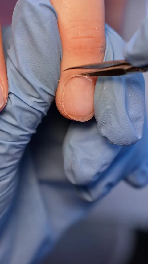 Macro close-up of a nail technician trimming cuticle with fine manicure Vidéo 334013063