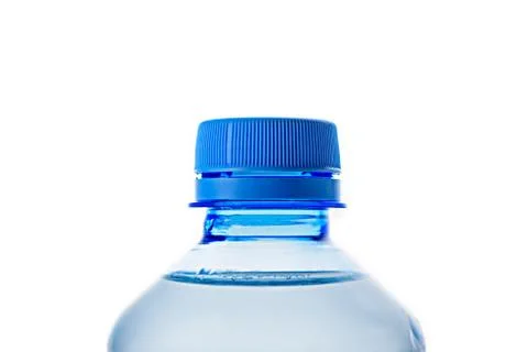 Macro close-up of the neck of a blue plastic bottle with clean water horizont Foto stock