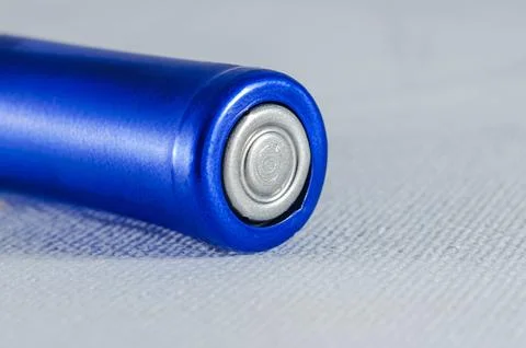 Macro close up of negative terminal of blue cylindrical battery Foto stock