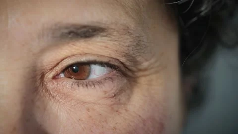 Macro close up of old Arab Muslim woman looking around with brown eye. Vídeos de archivo 167525189