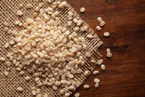 Macro Close-up of Organic split and polished White Urad Dal (Vigna mungo) on  스톡 사진