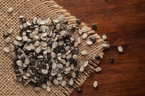 Macro Close-up of Organic split black urad dal (Vigna Mungo) with the shell o 스톡 사진