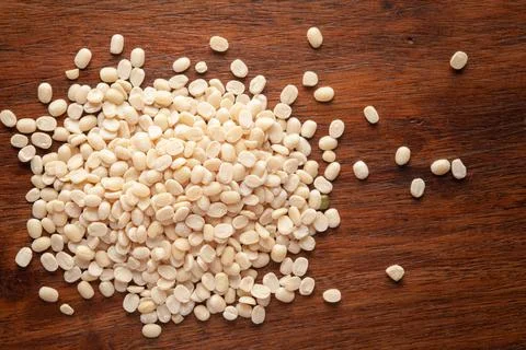 Macro Close-up of Organic split polished white urad dal (Vigna mungo) cleaned 스톡 사진