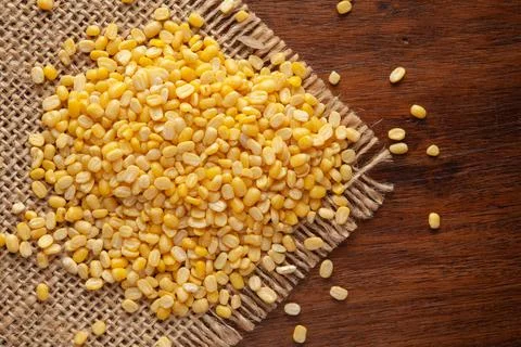 Macro Close-up of Organic Yellow Split Moong (Vigna radiata) Dal or Gram on J 스톡 사진