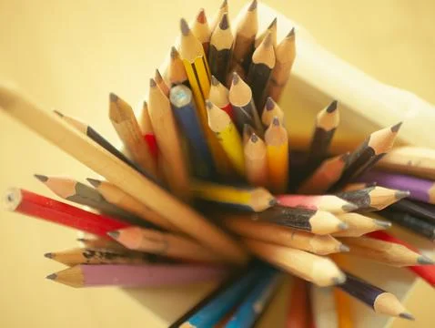 Macro Close-Up of Pencil Tips and Bottoms in White Cup Wooden Table Artist .. 스톡 사진