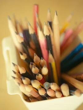 Macro Close-Up of Pencil Tips and Bottoms in White Cup Wooden Table Artist .. Foto stock
