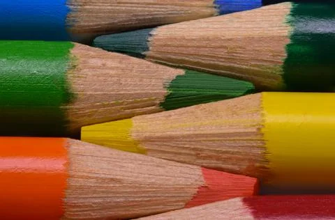 Macro Close-Up of Rainbow Colored Pencil Tips in Overlapping Diagonal Layout Foto stock