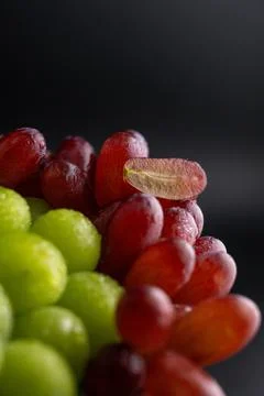 Macro Close-Up of Red and Green Grapes with Water Drops and Sliced Grape Foto stock