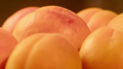 Macro Close-up of Ripe Peaches with Warm Lighting and Soft Focus Vidéo 335432361