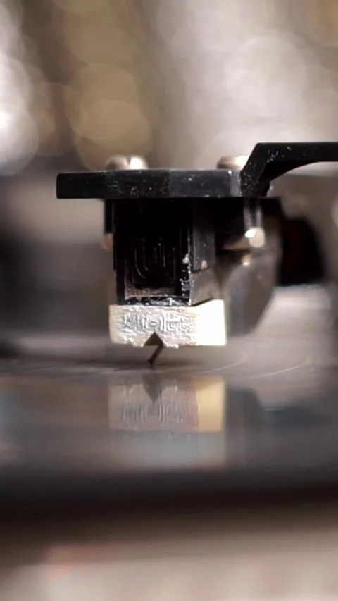 Macro Close Up of Turntable Stylus Tracking Vinyl Record Groove Vidéo 346639791