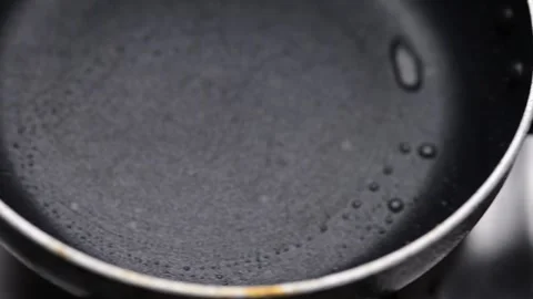 Macro close-up video of eggs being cracked and fried in a pan, showcasing s.. Vídeos de archivo 276454002