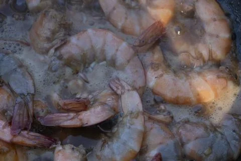 Macro close-up view of fresh raw and partially cooked shrimp frying and boi.. 库存照片
