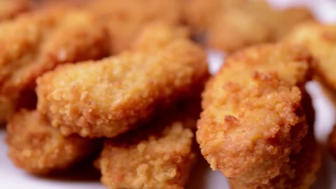 Macro closeup of chicken nuggets snacks rotating spinning on a dish Vídeos de archivo 152647631