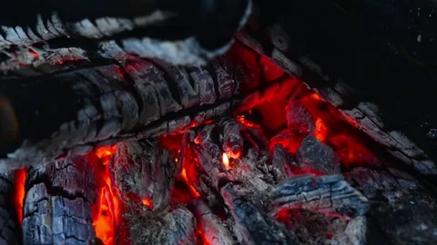 Macro closeup of glowing campfire embers and burning logs with fiery heat 库存影片 345121464