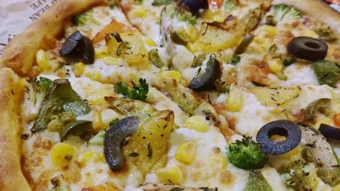 Macro closeup of vegetarian pizza with melted cheese and colorful fresh veg.. Vidéo 334793252