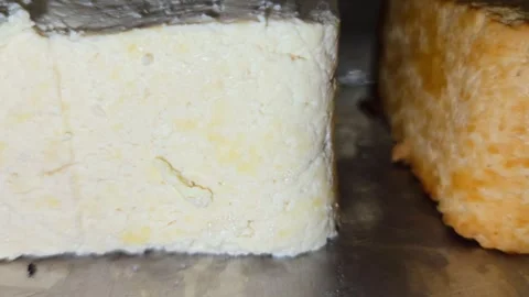 Macro Comparison of Fresh White Tofu and Smoked Tofu on Production Line. Close-u Vídeo Stock 332874808