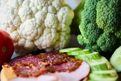 Macro composition of ham salami cucumber tomatoes broccoli and cauliflower .. Foto stock