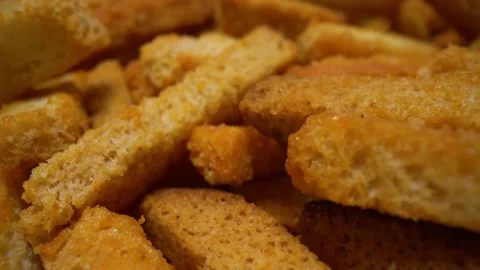 Macro crackers in 4k video. Macro toasted croutons, beer snack, fragrant mouth 動画素材 151091288