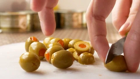 Macro of cutting green olives 库存影片 72245653