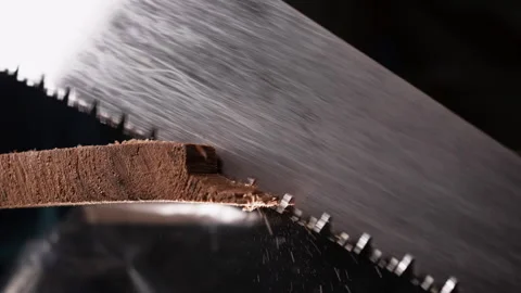 Macro DOF of a sharp hand saw blade cutting a wooden board. wood texture, metal Vídeos de archivo 329111575