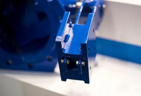 MACRO, DOF: Sharp machine cutter carves a thread into a small metal rod durin Foto stock