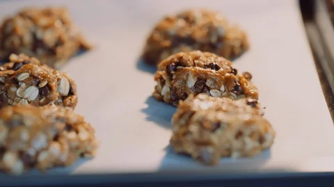 Macro dolly oatmeal chocolate chip cookies baking in 5 segments time lapse 스톡 동영상 129292574