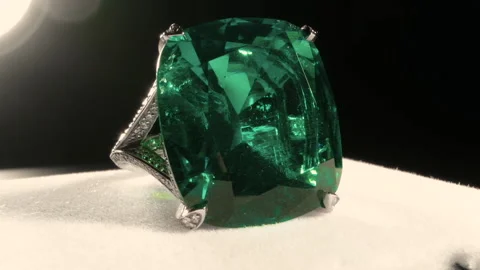 Macro filming of large green emerald stone in jewelry ring. Royal crystals. Stock Footage 160889543