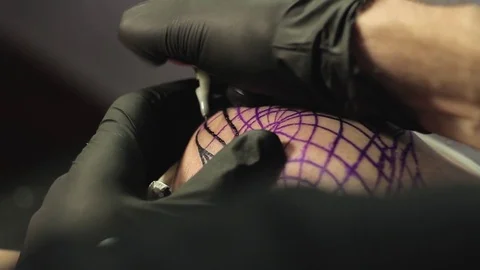 Macro filming of the process of tattooing 動画素材 74616762