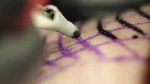 Macro filming of the process of tattooing 動画素材 74616809