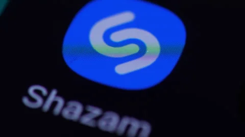 Macro finger clicks on the logo icon of the Shazam application on a mobile .. 스톡 동영상 264297857