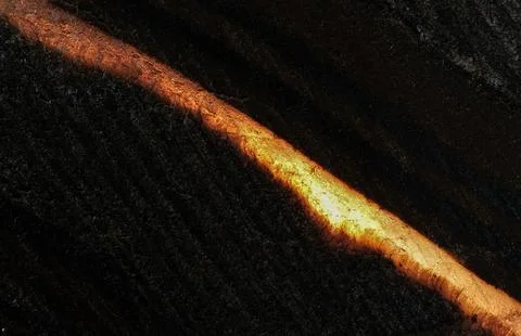 Macro Focus Stacking of Luminous Quartz Vein in Dark Host 스톡 사진