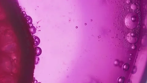 Macro footage of a slice of lemon floating in a glass of mineral water Vídeo Stock 168168815