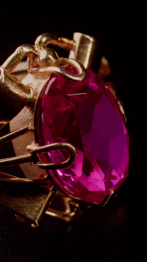 Macro golden ring with red stone, glare of light Vídeo Stock 237701979