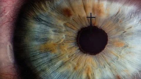 Macro of the human eye looking at the cross of Jesus religious background Vidéo 204800969